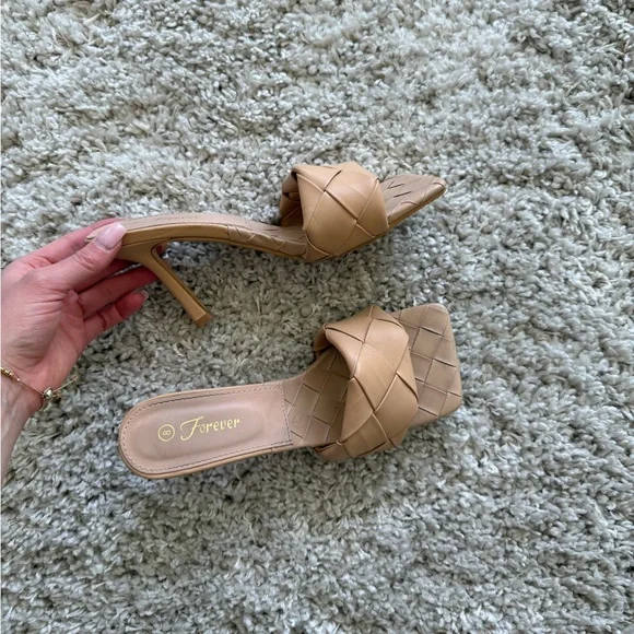 Women's cream heels - Picture 2 of 2